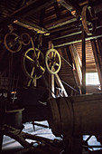Mühlenräder auf Dachboden von Freilichtmuseum in Neuhausen ob Eck, Landkreis Tuttlingen, Schwäbische Alb, Baden-Württemberg, Deutschland