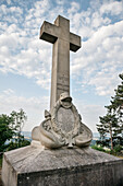 Denkmal anlässlich des Ersten Weltkriegs bei der Wallfahrtskirche St. Maria auf dem Hohenrechberg, Gemeinde Rechberg (einer der Drei Kaiserberge) bei Schwäbisch Gmünd, Schwäbische Alb, Baden-Württemberg, Deutschland