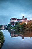 das Sigmaringer Schloss auf einem Felsvorsprung neben der Donau ist in Besitz des Hohenzoller Adelgeschlechts, Landkreis Sigmaringen, Oberes Donautal, Schwäbische Alb, Baden-Württemberg, Deutschland, Blaue Stunde