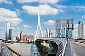 Die Erasmusbrücke mit Blick auf die Skyline mit den Hochhäusern am Südufer der Maas, Rotterdam, Provinz Südholland, Niederlande