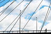 Jogger nutzen die Schrägseilbrücke Willemsbrücke über die Maas zwischen der Insel Noordereiland und der Innenstadt, Rotterdam, Provinz Südholland, Niederlande