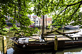 Alte Segelschiffe auf dem Kanal Aelbrechtskolk vor der Kulisse historischer Häuser am Delfshaven, Rotterdam, Provinz Südholland, Niederlande