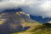 Berg in Wolken , Many Glacier Region , Glacier National Park , Montana , U.S.A. , Amerika
