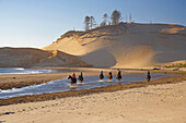 Reiter am Sandstrand mit Cape Kiwanda , Pacific-City , Pazifikküste , Oregon , U.S.A. , Amerika