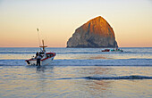 Dorymen (Fishermen) , Haystack Rock , Pacific-City , Pacific-Coast , Oregon , U.S.A. , America