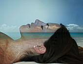 Doppelbelichtung einer kaukasischen Frau beim Sonnenbaden am Strand