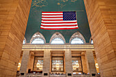 amerikanische Flagge im Grand Central Station Terminal, Manhattan, New York, USA, Vereinigte Staaten von Amerika