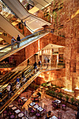 Innenansicht Trump Tower mit Rolltreppen und einem Café, Manhattan, New York, USA, Vereinigte Staaten von Amerika