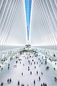 the Oculus, Blick von der Aussichtsplattform zu den Passanten, futuristischer Bahnhof des Star Architekten Santiago Calatrava bei der World Trade Center Gedenkstätte, Manhattan, New York, USA, Vereinigte Staaten von Amerika