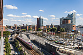 Hamburgs neue Elbphilharmonie mit Blick auf die Hafencity am Baumwall, moderne Architektur in Hamburg, Hamburg, Nordeutschland, Deutschland