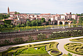 Palastgarten mit Blick auf Albi,  Palais de la Berbie,  Bischofspalast,  Toulouse Lautrec Museum,  Albi,  Tarn,  Occitanie,  Frankreich