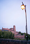 Abenddämmerung über Albi,  Blick vom Vieux Pont,  Sankt Cäcilia-Kathedrale,  Palastgarten,  Palais de la Berbie,  Bischofspalast,  Toulouse Lautrec Museum,  Tarn,  Occitanie,  Frankreich