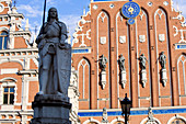 Latvia (Baltic States), Riga, European capital of culture 2014, historical centre listed as World Heritage by UNESCO, Brotherhood of the Black Heads building dating of 1344 and rebuilt in 1999, Roland statue in the foreground