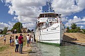 Historisches Dampfschiff Juno in der Schleuse auf dem Göta-Kanal, Berg, bei Linköping, Östergötland, Südschweden, Schweden, Skandinavien, Nordeuropa, Europa