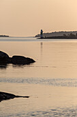 Leuchtturm vor Insel Möja im Stockholmer Schärengarten, Stockholms skärgård, Uppland, Stockholms län, Südschweden, Schweden, Skandinavien, Nordeuropa, Europa