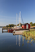 Segelboote in Berg auf der Insel Möja im Stockholmer Schärengarten, Stockholms skärgård, Uppland, Stockholms län, Südschweden, Schweden, Skandinavien, Nordeuropa, Europa