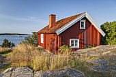 Schwedenhaus in Berg auf Insel Möja im Stockholmer Schärengarten, Stockholms skärgård, Uppland, Stockholms län, Südschweden, Schweden, Skandinavien, Nordeuropa, Europa