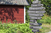 Wegweiser auf der Insel Finnhamn im Stockholmer Schärengarten, Stockholms skärgård, Uppland, Stockholms län, Südschweden, Schweden, Skandinavien, Nordeuropa, Europa