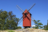 Rote Bockwindmühle auf der Insel Lidö, Nördlicher Schärengarten vor Stockholm,  Stockholms län, Uppland, Skandinavien, Südschweden, Schweden, Nordeuropa, Europa