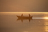 Angler im Morgenlicht auf dem Laacher See, bei Glees, Vulkaneifel, Eifel, Rheinland-Pfalz, Deutschland, Europa