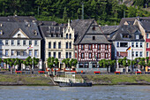 Fähranleger am Rhein dahinter Altstadt von Sankt Goar, Oberes Mittelrheintal, Rheinland-Pfalz, Deutschland, Europa