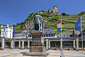 Blücherdenkmal zum Rheinübergang unterhalb die Burg Gutenfels, Kaub, Oberes Mittelrheintal, Rheinland-Pfalz, Deutschland, Europa