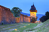 Die beleuchtete Stadtmauer von Oberwesel, Oberes Mittelrheintal, Rheinland-Pfalz, Deutschland, Europa