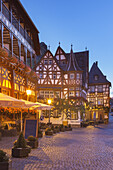Altstadtgasse am Restaurant Altes Haus, Bacharach am Rhein, Oberes Mittelrheintal, Rheinland-Pfalz, Deutschland, Europa