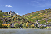 Blick über den Rhein auf Bacharach und Burg Stahleck, Oberes Mittelrheintal,  Rheinland-Pfalz, Deutschland, Europa