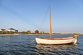 Segelboot auf der Ostsee dahinter Strand Erikshale mit Badehäuschen auf der Insel Ærø, Marstal, Schärengarten von Fünen, Dänische Südsee, Süddänemark, Dänemark, Nordeuropa, Europa