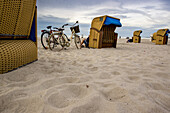 Fahrräder stehen am Strand der Ostsee in Dierhagen. Dierhagen, Darß, Mecklenburg-Vorpommern, Deutschland