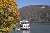 Schiff auf dem Rhein bei Trechtingshausen, Oberes Mittelrheintal, Rheinland-Pfalz, Deutschland, Europa