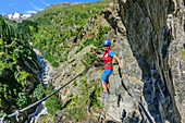 Frau begeht Obergurgler Klettersteig, Obergurgler Klettersteig, Obergurgl, Ötztaler Alpen, Tirol, Österreich