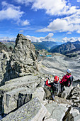 Mann und Frau begehen Klettersteig Sentiero dei Fiori und genießen Aussicht, Sentiero dei Fiori, Adamello-Presanella-Gruppe, Trentino, Italien