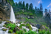 Wasserfall Cascata Vallesinella fließt über Felsstufe, Cascata Vallesinella, Vallesinella, Madonna di Campiglio, Brenta, Trentino, Italien