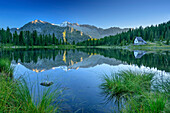 Bergsee mit Kapelle, Cima Presanella im Hintergrund, Lago San Giuliano, Val Genova, Adamello-Presanella-Gruppe, Trentino, Italien