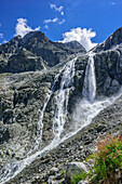 Wasserfall fließt über Felsplatten, Rifugio Lobbia Alta, Val Genova, Adamello-Presanella-Gruppe, Trentino, Italien