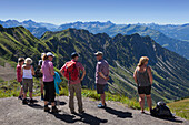 Wanderer, Aussichtsterrasse am Nebelhorn, bei Oberstdorf, Allgäuer Alpen, Allgäu, Bayern, Deutschland