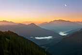 Blick vom Wallberg zu den österreichischen Alpen mit Wildem Kaiser und Hohen Tauern, Bayern, Deutschland