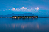 Blick über den Chiemsee zur Fraueninsel, bei Gstadt, Bayern, Deutschland