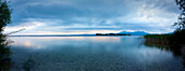 Blick über den Chiemsee zur Fraueninsel, bei Gstadt, Bayern, Deutschland