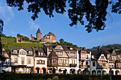 Fachwerkhäuser am Rheinufer, Blick zur Burg Stahleck, Bacharach, Rhein, Rheinland-Pfalz, Deutschland