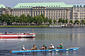 Fahrgastschiff auf Binnenalster vor Hapag Lloyd Gebäude, Altstadt, Hansestadt Hamburg, Norddeutschland, Deutschland, Europa