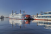 Schaufelraddampfer im Hamburger Hafen, Hansestadt Hamburg, Norddeutschland, Deutschland, Europa