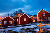 Rote Rorbu Holzhäuser im Fischerdorf Reine, Moskensoya, Lofoten, Norwegen, Skandinavien, Europa