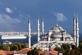 Turkey, Istanbul, historical centre listed as World Heritage by UNESCO, Sultanahmet District, the Sultan Ahmet Camii (Blue Mosque) and the Bosphorus strait