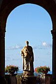Italy, Campania, Amalfi Coast, listed as World Heritage by UNESCO, Ravello, Villa Cimbrone Garden, Terrazza dell'Infinito also called Belvedere dell'Infinito, small temple with Ceres statue