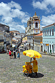 Brazil, Bahia state, Salvador de Bahia, historical center listed as World Heritage by UNESCO, Pelourinho district, icecream seller in front of the City Museum