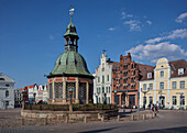 Wasserkunst und Bürgerhäuser auf dem Markt in Wismar, Mecklenburg Vorpommern, Deutschland