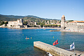 Blick auf die Bucht von Collioure, Wehrkirche, Côte Vermeille, Mittelmeer, Pyrénées Orientales, Occitanie, Languedoc-Roussillon, Frankreich